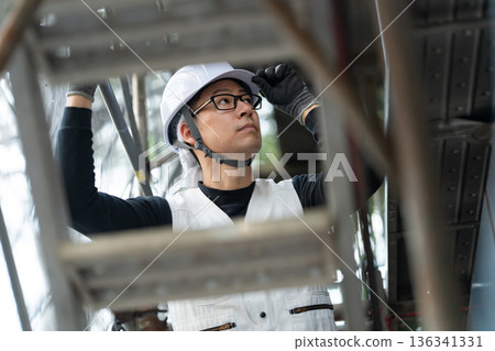 身穿工作服、燈籠褲、頭戴頭盔的男士 136341331