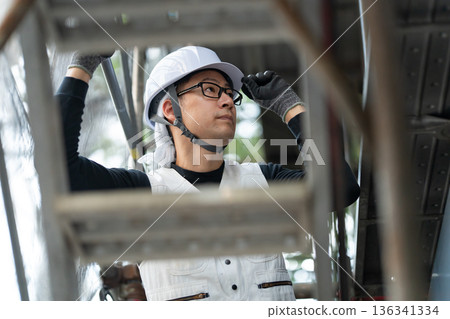 身穿工作服、燈籠褲、頭戴頭盔的男士 136341334