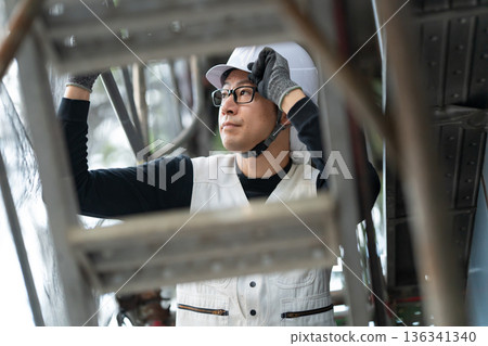 身穿工作服、燈籠褲、頭戴頭盔的男士 136341340