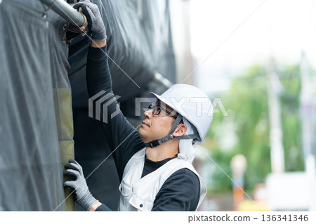 身穿工作服、燈籠褲、頭戴頭盔的男士 136341346