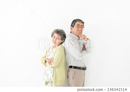擔心的年長夫婦 136341514