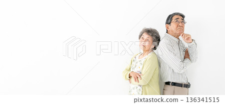 擔心的年長夫婦 136341515