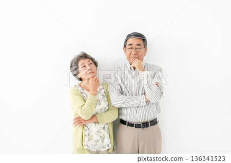 擔心的年長夫婦 136341523