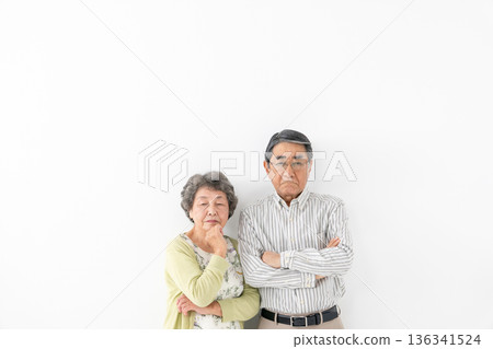 擔心的年長夫婦 136341524