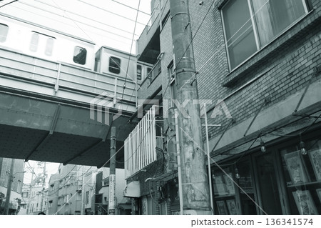 東橫線列車穿過市區 136341574