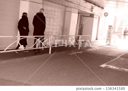 護欄下有兩個人 136341580