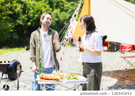 年輕人享受露營 136341652