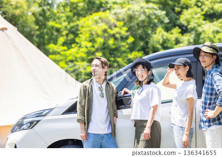 年輕人享受露營 136341655