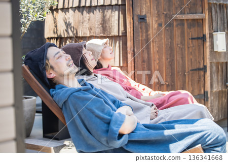 年輕人正在享受桑拿 136341668