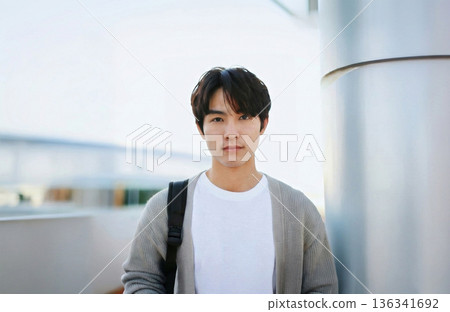 穿著休閒服的年輕人 穿著休閒服的年輕人 136341692