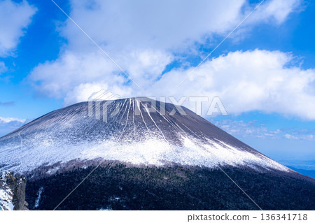 [Winter Material] Snow-capped Mount Asama seen from Tomi's Head [Nagano Prefecture] 136341718