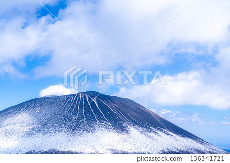 [Winter Material] Snow-capped Mount Asama seen from Tomi's Head [Nagano Prefecture] 136341721