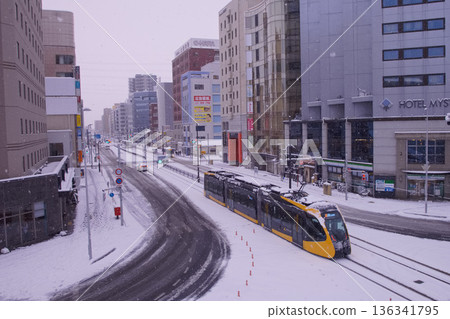 宇都宮市:輕軌(下一代有軌電車)在雪中運行 宇都宮市:輕軌(下一代有軌電車)在雪中運行 136341795