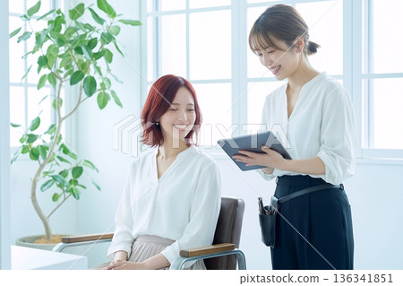 理髮店裡的女人 136341851