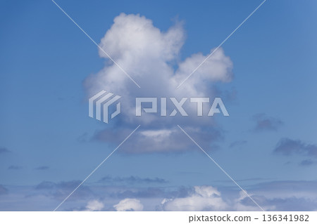 Single isolated cumulus cloud in clear blue sky, daylight with wide copy space Single isolated cumulus cloud in clear blue sky, daylight with wide copy space 136341982