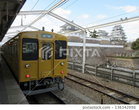 JR福園線105系和福山城 136342098