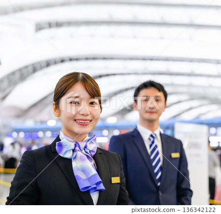 笑容滿面的機場工作人員為旅客服務 ■攝影合作：關西國際機場（KIX） 136342122