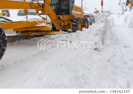 雪地平地機正在清理道路上的積雪。 136342247
