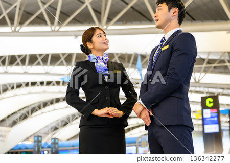 Airport staff working together and greeting each other ■Photography cooperation: Kansai International Airport (KIX) 136342277