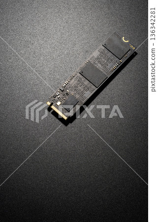 高速儲存 M.2 NVMe SSD 特寫 136342281