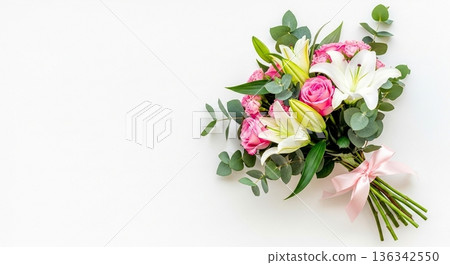 百合和玫瑰花束,白色背景,橫向擺放 百合和玫瑰花束,白色背景,橫向擺放 136342550