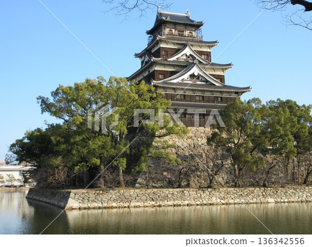 廣島市，廣島縣！廣島城天守閣與護城河 136342556