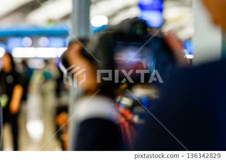 Photojournalist taking photos ■Filming cooperation: Kansai International Airport (KIX) 136342829