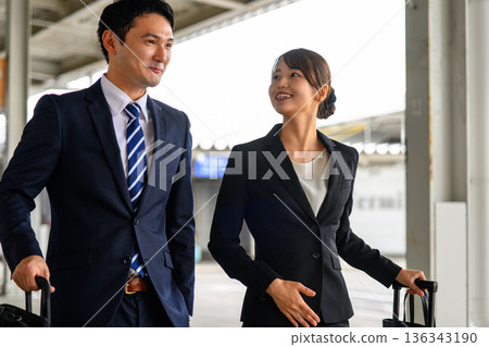 兩人在車站交談 ■攝影合作：關西國際機場（KIX） 136343190