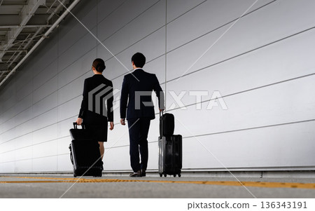 一對商務夫婦正在機場行走。照片由關西國際機場（KIX）提供。 136343191