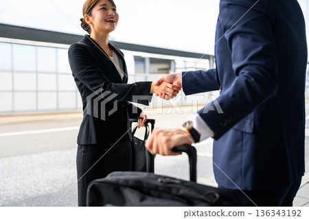 機場握手問候 ■攝影合作：關西國際機場（KIX） 136343192