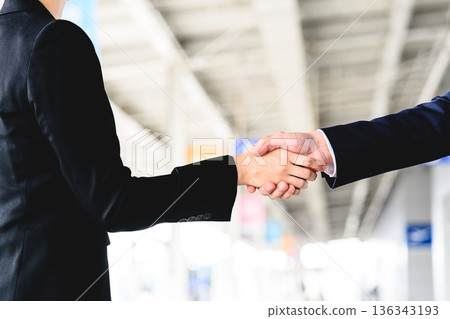 商務握手，合作時刻 _■攝影合作：關西國際機場 (KIX) 136343193