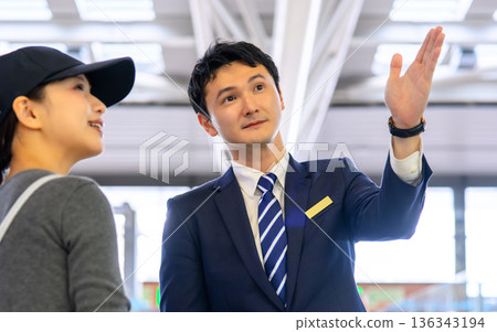 一位微笑的男士正在指路。照片由關西國際機場（KIX）提供。 136343194