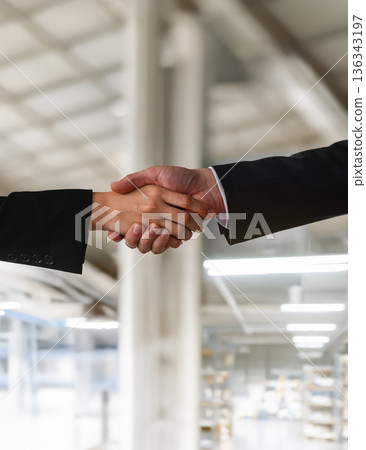 在物流設施握手 ■攝影合作：關西國際機場（KIX） 136343197