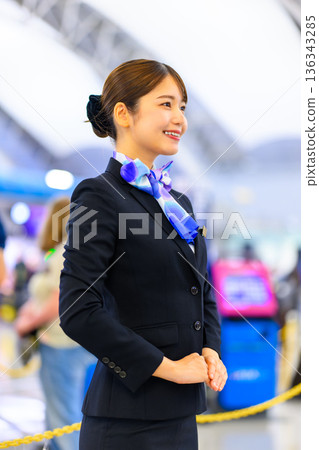 Smiling flight attendants welcoming passengers at the airport ■Photography cooperation: Kansai International Airport (KIX) Smiling flight attendants welcoming passengers at the airport ■Photography cooperation: Kansai International Airport (KIX) 136343285