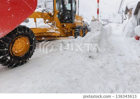 雪地平地機正在清理道路上的積雪。 雪地平地機正在清理道路上的積雪。 136343613