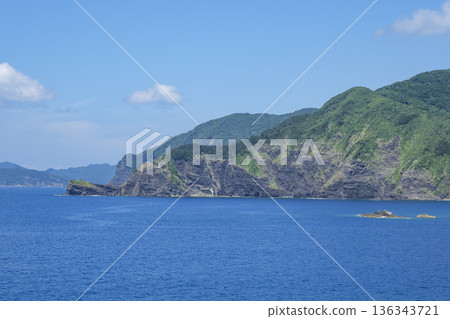 從小色島大橋上可以眺望到小色島崎嶇的海岸線和東海。 136343721