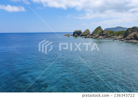 從小色島大橋上可以眺望到小色島崎嶇的海岸線和東海。 136343722
