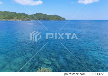 從小色島大橋上可以眺望到小色島崎嶇的海岸線和東海。 136343723
