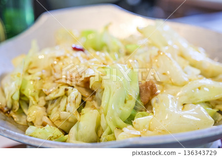 中式菜餚,炒鮮白菜和豬肉 中式菜餚,炒鮮白菜和豬肉 136343729
