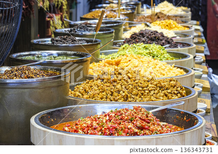 杭州清河坊一家商店門前擺放的熟食 136343731