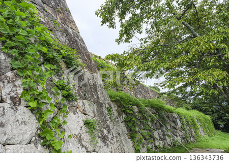 米子城遺址,如今只剩下位於城市中心的石牆。 米子城遺址,如今只剩下位於城市中心的石牆。 136343736