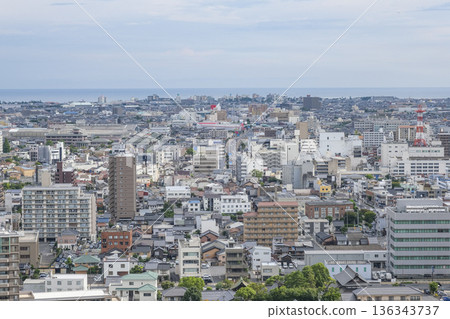 從米子市中心的港山眺望城市景色。 136343737