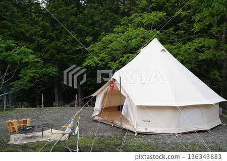 營地上搭起的帳篷 136343883