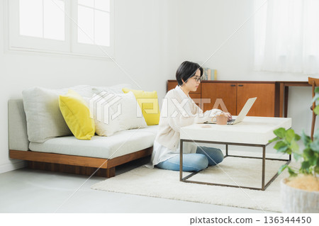 在家看計算機的婦女 在家看計算機的婦女 136344450