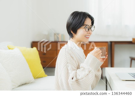 在家看計算機的婦女 136344460