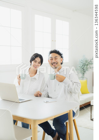 在家看計算機的婦女 136344598