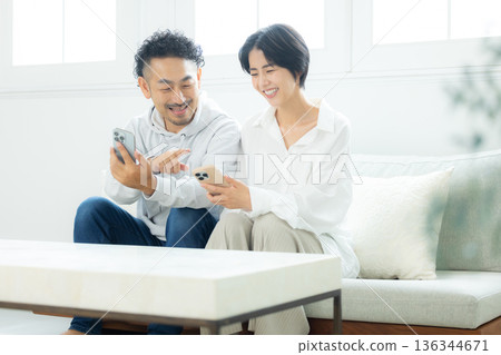 中年夫婦在客廳喝咖啡 中年夫婦在客廳喝咖啡 136344671