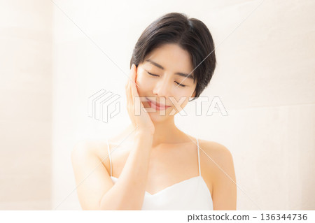 年輕女性的皮膚護理 136344736