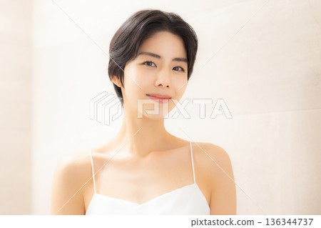 年輕女性的皮膚護理 136344737