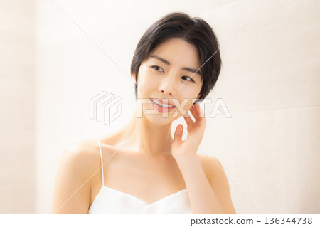 年輕女性的皮膚護理 年輕女性的皮膚護理 136344738